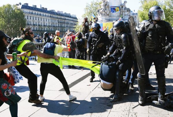 黄背心第23次行动，摄于巴黎共和广场。（AFP/Getty Images）