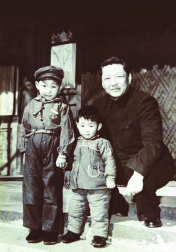 1958年，习仲勋（右）与习近平（左）、习远平（中）在一起。