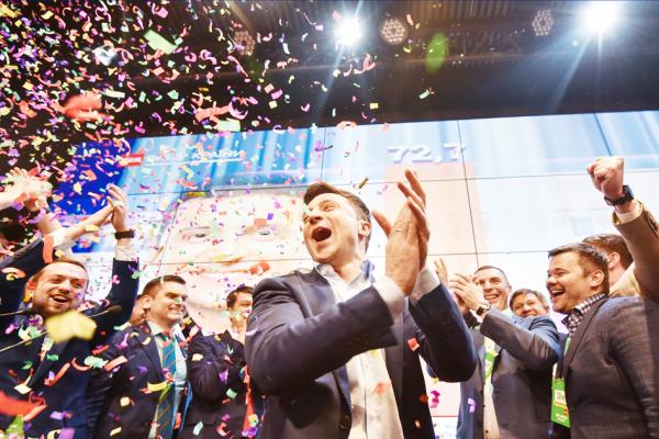 乌克兰喜剧演员泽连斯基在4月21日举行的总统决选中，轻松赢得足够的选票，成为乌克兰下一任总统。图为泽连斯基在首批民调结果出来后的喜悦之情。（AFP/Getty Images）