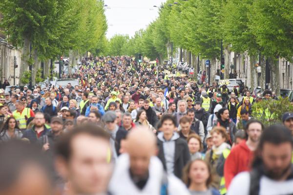 4月27日，在波尔多游行的黄背心队伍。（AFP/Getty Images）