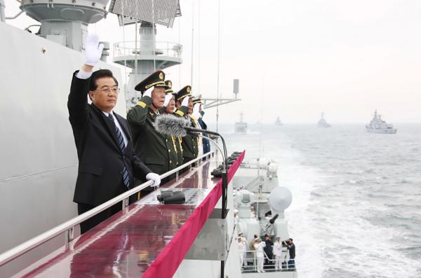 2006年5月初，胡锦涛在黄海视察北海舰队。