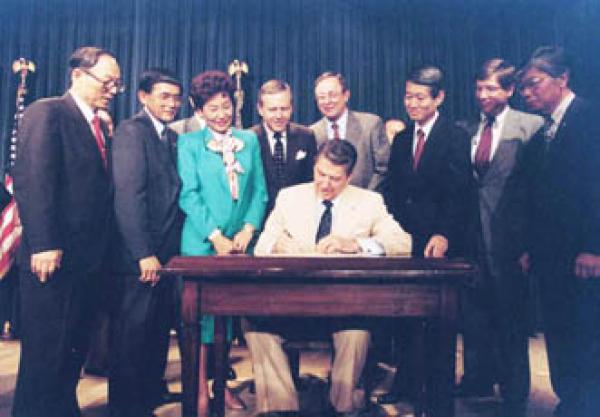 美国总统罗纳德•里根于1988年8月签署了1988年“公民自由法”，该法案为日本美国人的拘禁提供了赔偿。