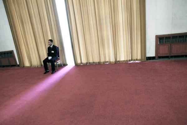 人大会议期间，一名安保人员在人民大会堂守卫。(Getty Images)