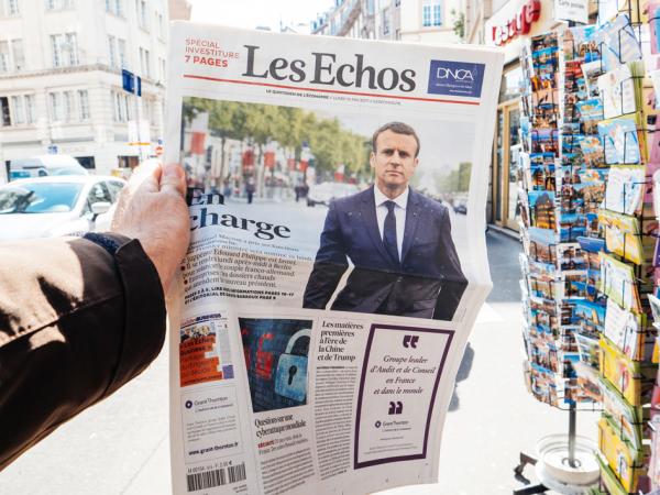 2017年，法国媒体报导马克龙上任新总统的新闻。（123RF）