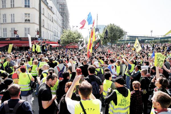 4月20日，巴黎街头的黄背心运动示威者(AFP/Getty Images)