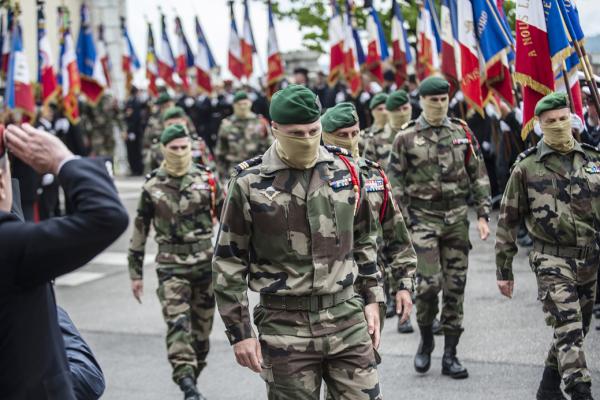 5月18日，法国于贝尔突击队队员在悼念   牺牲战友的仪式前。(AFP/Getty Images)