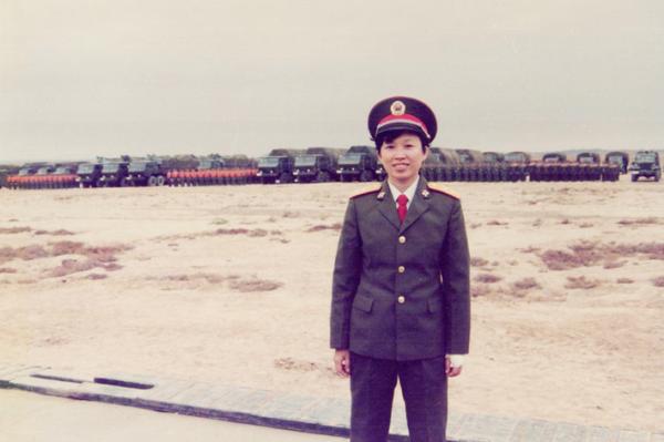 1988年10月，江林在宁夏的一场军事演习中。