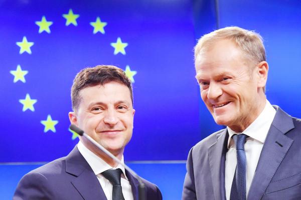 6月5日，欧洲理事会主席图斯克（右）和乌克兰总统泽伦斯基（左）在布鲁塞尔举行的欧洲理事会会议后出席新闻发布会。（AFP/Getty Images）