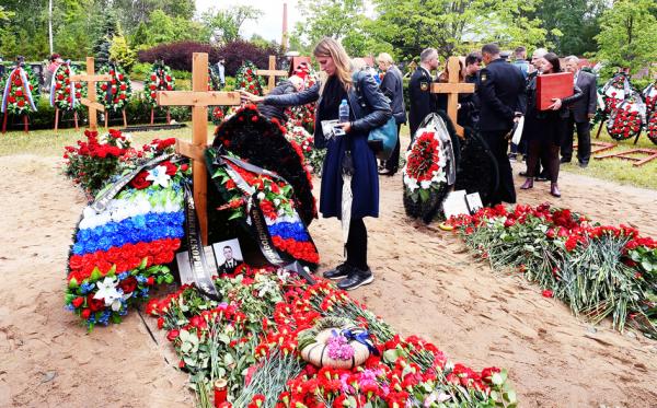 2019年7月6日，人们在圣彼得堡的一个墓地举行的葬礼仪式后哀悼。（AFP/Getty Images)