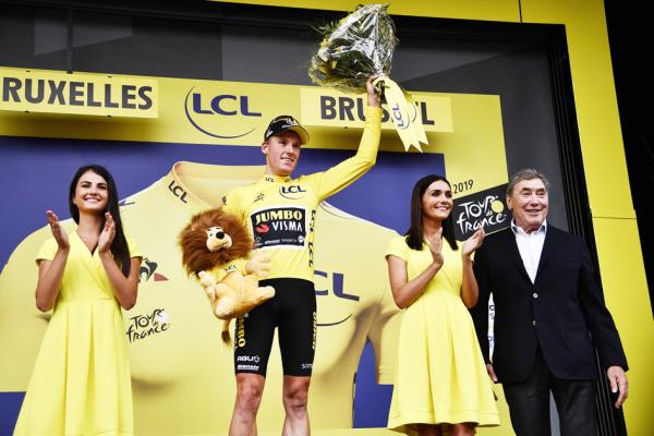 荷兰车手迈克•特尼森(Mike Teunissen)于2019年7月6日在第106届环法自行车赛第一阶段的领奖台上庆祝他的黄色领骑衫。（AFP/Getty Images）