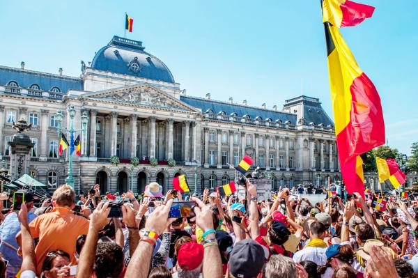 往届比利时国庆日期间，在布鲁塞尔皇宫前挥舞国旗并拍照的民众。（AFP/Getty Images)