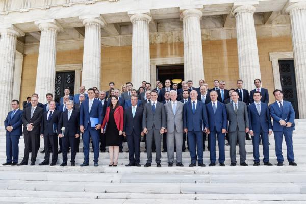 7月10日，希腊新总理与政府首次内阁会议合影留念。（AFP/Getty Images）