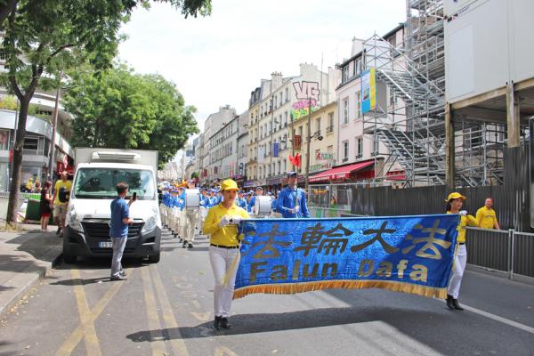 7月20日，法轮功在巴黎举行大游行。图为欧洲天国乐团正在经过巴黎华人区美丽城；