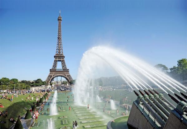 夏日，在巴黎艾菲尔铁塔前的喷泉水池。