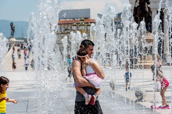 酷热中，欧洲人想方设法降温。（AFP/Getty Images）