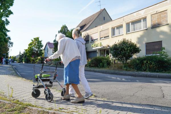 一位德国老人和一位护工（AFP/Getty Images）