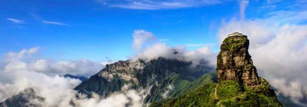 梵净山的山峰被云雾围绕，形成了“九龙池”（公有领域）
