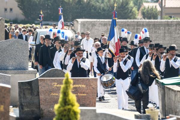 人们在希涅市市长米歇尔（Jean-Mathieu Michel）的葬礼上悼念。（AFP/Getty Images）