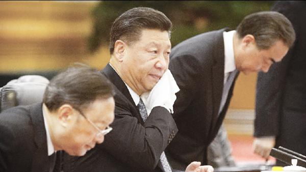 有分析指，主管宣传的王沪宁是力主镇压的强硬派，而党内不少人则在坐等习近平出事。(AFP / Getty Images)