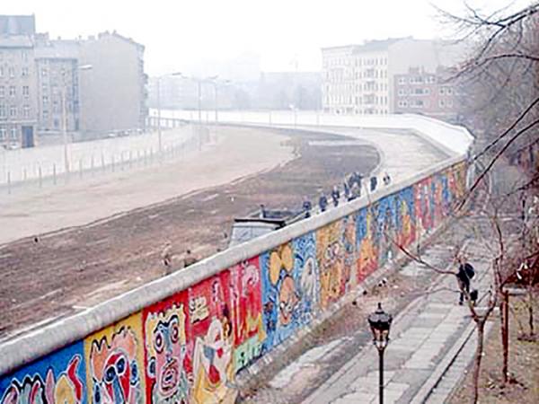 德国统一前，分隔东西德的柏林墙(Noir/维基百科)