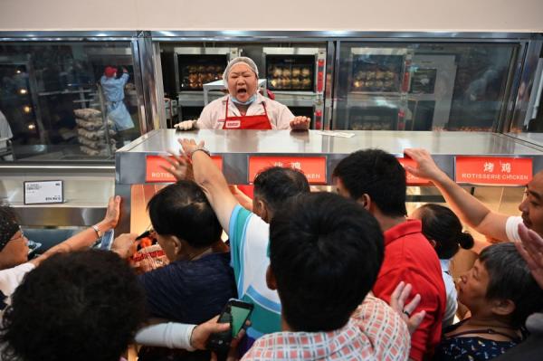 上海好市多开店烤鸡货架前市民疯狂抢购