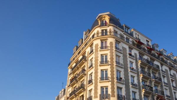 一幢巴黎公寓楼(123RF)