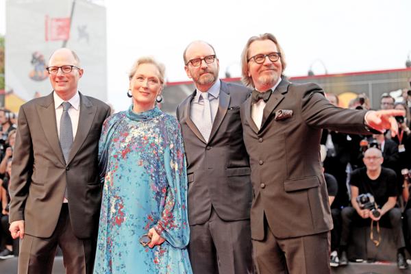 9月1日上午，威尼斯电影节上《洗钞事务所》举行全球首映，女主角梅丽•史翠普(左二)、导演史蒂芬•索德柏(右二)、男主角盖瑞•欧德曼(右一)合影。（Getty Images）