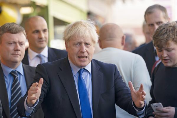 英国官方表示，首相约翰逊将与欧盟执行委员会主席容克会面，商讨在10月31日前脱欧的方案。图为英国首相鲍里斯•约翰逊9月13日访问唐卡斯特市场。（Getty Images）