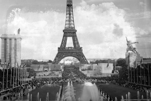 1937年，在第一次世界大战期间的巴黎埃菲尔铁塔。（AFP/Getty Images）