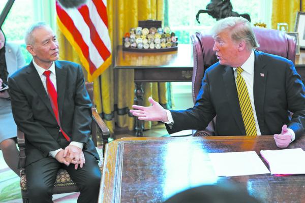 今年4月4日，川普在白宫会见副总理刘鹤。(Getty Images)