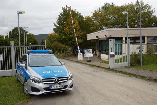德国警方破获位于小镇“特拉本-特拉巴赫”的网络犯罪数据服务器中心。（AFP/Getty Images）