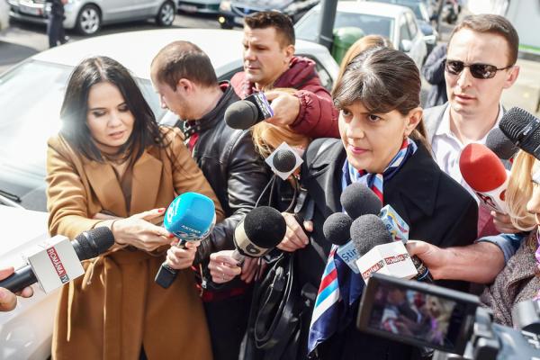 罗马尼亚布加勒斯特，前国家反贪局局长科维西在今年3月7日抵达反贪局时被记者包围。（AFP/Getty Images）