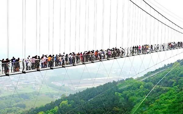 今年十一小假期时，华西村玻璃栈桥上的人潮。