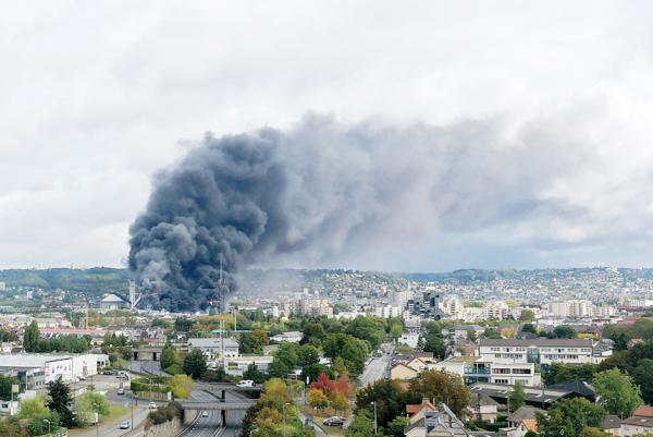 美国跨国企业路博润石油集团（Lubrizol）法国鲁昂分厂于9月26日发生爆炸，并引发严重火灾（AFP/Getty Images）