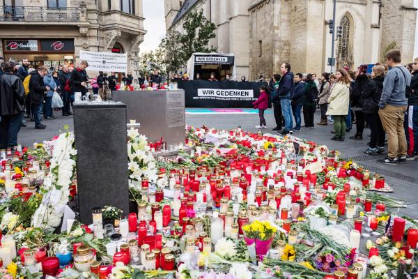 10月11日，德国民众自发悼念哈勒市犹太教堂恐怖袭击受害者。（Getty Images）