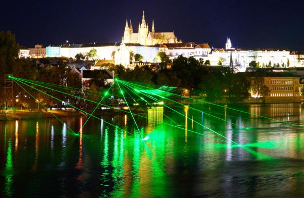 布拉格灯光节期间，由捷克视觉艺术家雅库布•佩塞克（Jakub Pesek）创作的灯光秀《现代的强烈思考》于布拉格城堡前的伏尔塔瓦河上表演。（Getty Images)