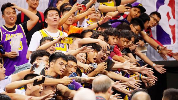 深圳体育馆内兴奋的球迷伸手想与NBA球员握手留念。（Getty Images）
