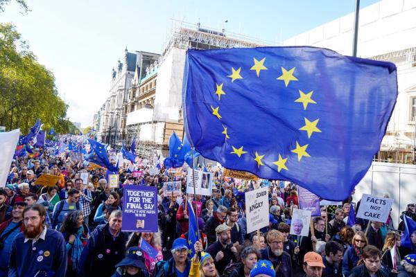 2019年10月19日，正值英国国会罕有的在周六开会，就约翰逊的新脱欧协议进行辩论之际，数万名支持留欧的民众走上伦敦街头举行集会和游行，要求进行第二次脱欧公投。（AFP/Getty Images)
