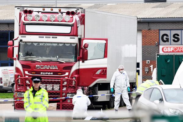 英国警方2019年10月23日凌晨在埃塞克斯郡沃特莱德工业园区（Waterglade Industrial Park）的一辆卡车货柜里发现39具尸体。(Leon Neal/Getty Images)