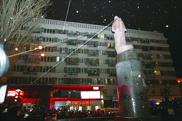 2013年12月8日，乌克兰的亲欧盟示威者爬上基辅市内一座列宁雕像，在其脖子套上铁绳后，将列宁雕像拉倒。(Стариків Петро Ігорович/维基百科)