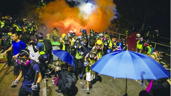 12日晚，香港中大校园俨然变成战场。(Getty Images)