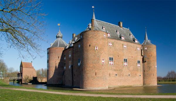 荷兰海尔德兰省拥有许多古典欧洲城堡，部分城堡归属于Geldersch Landschap &amp; Kasteelen组织，由此组织进行统一修缮和维护。图为阿梅索耶城堡。（维基百科）