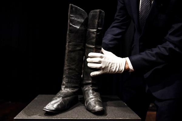 右图：将被拍卖的拿破仑穿过的靴子(AFP/Getty Images)