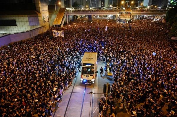香港6月的反送中游行，救护车经过游行队伍，抗争人士主动让道。