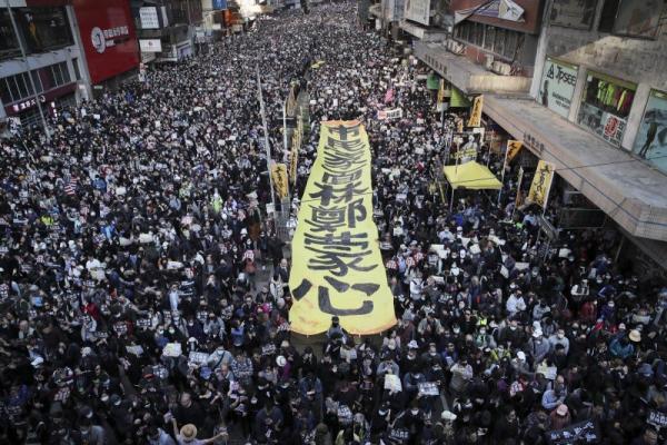 ​​香港大批民众12月8日参与 “ 国际人权日游行 ”，成千上万的示威者塞爆大街。