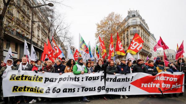 12月5日示威者拿着反对“退休改革”标语的横幅走上巴黎街头。（AFP/Getty Images）