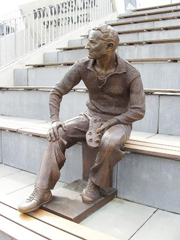 Adidas创办人阿道夫•达斯勒铜像。（维基百科） 
