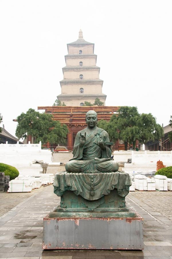 位于陕西省西安市雁塔区大慈恩寺内的大雁塔前的玄奘雕像（公有领域）