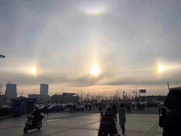近日，新疆霍尔果斯的空中出现了3个太阳的幻日现象。（微博图片）