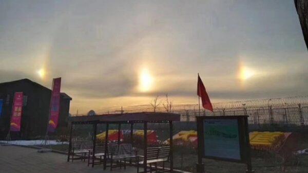  近日，新疆霍尔果斯的空中出现了 “ 三个太阳 ” 的幻日现象。（微博图片）